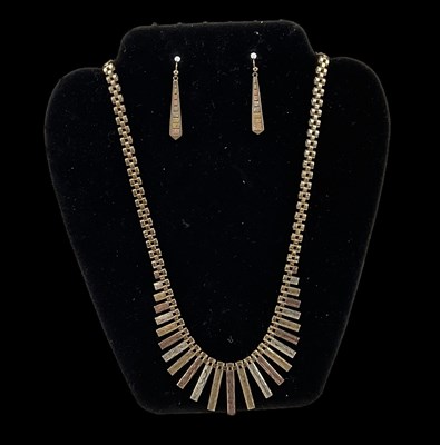 Lot 1426 - A 9ct yellow, white and rose gold organ pipe...