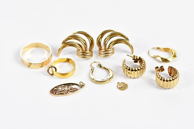 Lot 475 - A group of 9ct gold and yellow metal including...