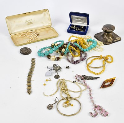 Lot 559 - A small collection of white metal and costume...