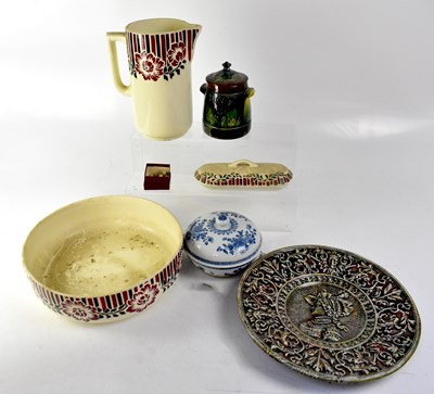 Lot 171 - A 19th century Chinese blue and white covered dish