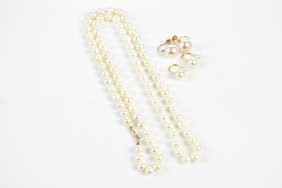Lot 417 - A hand tied cultured pearl necklace with...
