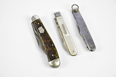 Lot 2426 - A mother of pearl silver bladed fruit knife,...
