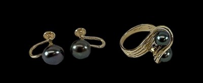Lot 1448 - A 14ct yellow gold black pearl set ring, size...