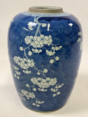 Lot 500 - A large 19th century Chinese blue and white...