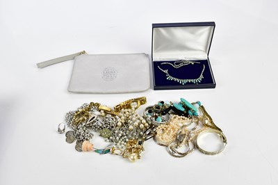 Lot 514 - A quantity of costume jewellery, including...