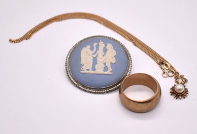 Lot 1212 - A 9ct yellow gold pendant set with cultured...