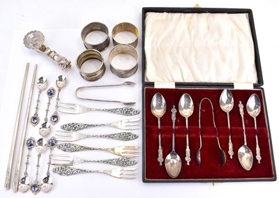Lot 910 - Mixed silver items comprising a cased set of...