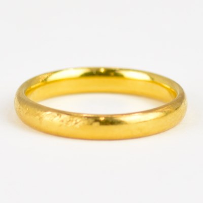 Lot 943 - A 22ct gold wedding band, size M, approx. 3.8g.