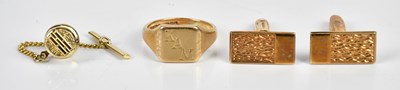 Lot 2424 - A 9ct yellow gold gentleman's signet ring with...