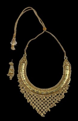 Lot 1425 - A yellow metal Pakistani wedding gift necklace,...