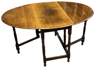 Lot 59 - An early 20th century oak drop-leaf gateleg...
