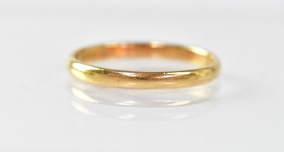 Lot 944 - A 22ct yellow gold wedding band, size S,...