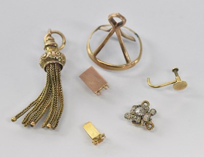 Lot 1477 - A quantity of 9ct gold and yellow metal items...