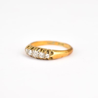 Lot 956 - An 18ct gold ring set with five graduated claw...