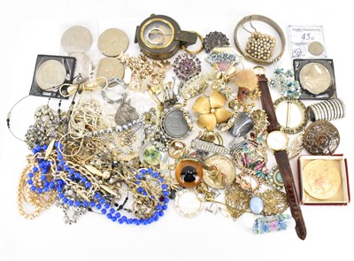 Lot 1028 - Costume jewellery and collectibles comprising...