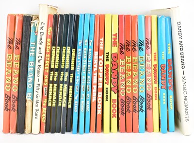 Lot 858 - A collection of various comic annuals to...
