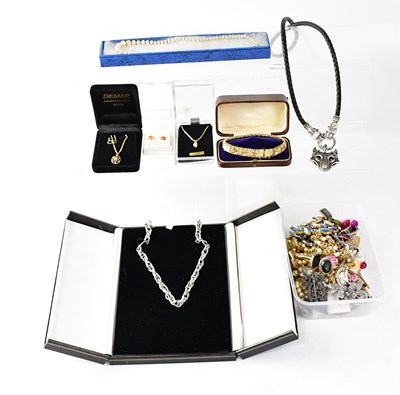 Lot 1045 - A quantity of vintage and modern costume...
