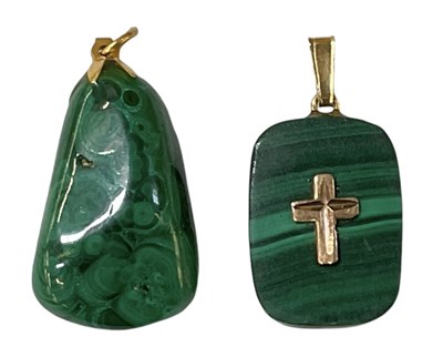 Lot 1563 - A 14ct yellow gold mounted malachite pendant...