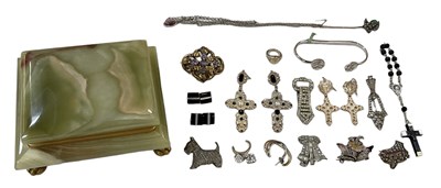 Lot 1560 - A small quantity of costume jewellery...
