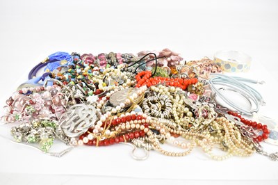 Lot 1044 - A quantity of modern and vintage costume...