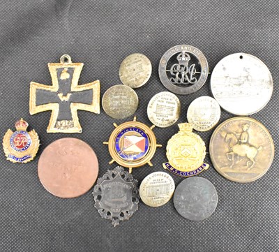 Lot 574 - Various military and other collectibles to...