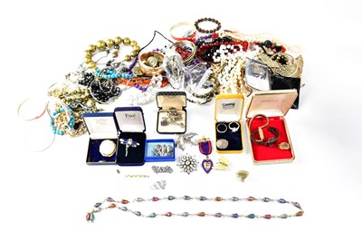 Lot 1042 - A quantity of costume jewellery to include...