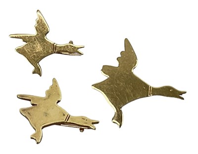 Lot 1442 - LEO DE VROOMEN; a graduated set of three 18ct...