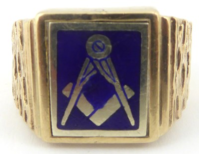 Lot 735 - A Masonic 9ct gold gentlemen's ring