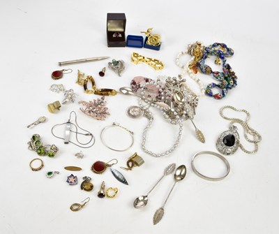 Lot 460 - A Chinese yellow metal and hardstone bracelet,...