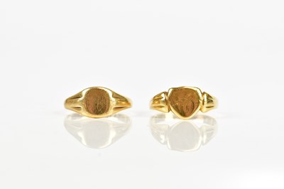 Lot 2425 - A lady's 9ct gold signet ring, approx size L,...