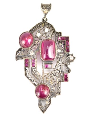 Lot 1007 - An Edwardian pendant set with an arrangement...