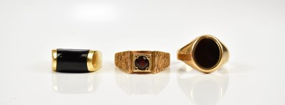 Lot 2394 - A 9ct yellow gold gentleman's dress ring, size...