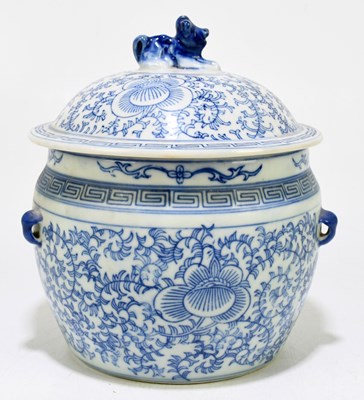Lot 549 - A Chinese blue and white lidded vase, the...