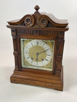 Lot 531 - A large oak cased mantel clock, height 38cm.