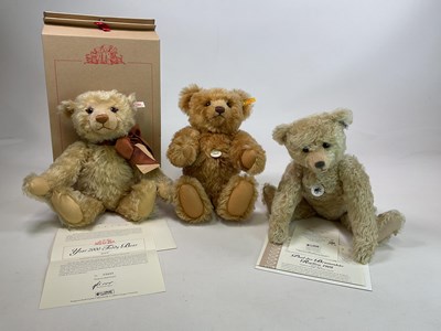Lot 61 - STEIFF; a boxed Year 2000 Teddy Bear, blond 43...