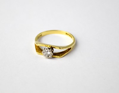 Lot 752 - An 18ct yellow gold ring