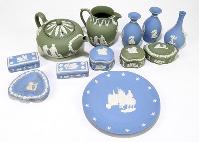 Lot 759 - WEDGWOOD; a small collection of assorted...
