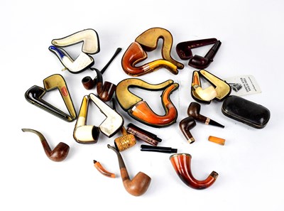 Lot 130 - Eight late 19th/early 20th century boxed and unboxed pipes