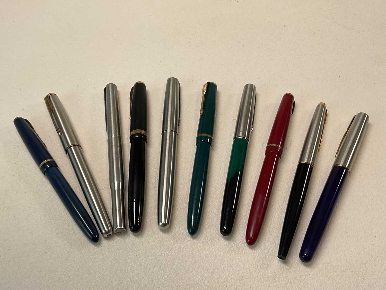 Lot 13 - Ten vintage Parker pens including a Duofold,...