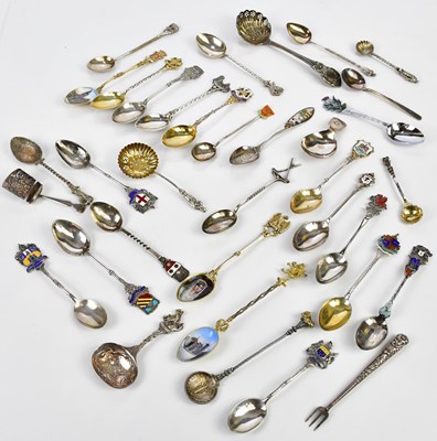 Lot 2149 - A Georgian hallmarked silver caddy spoon with...