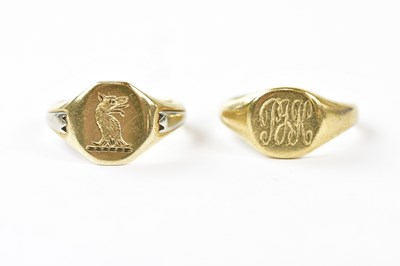 Lot 2404 - A 9ct yellow gold signet ring with chased...