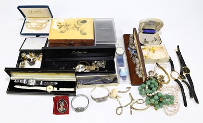 Lot 1587 - A collection of assorted costume jewellery, to...