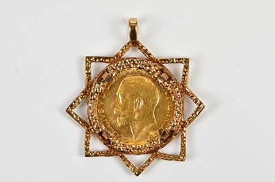 Lot 2451 - A George V full sovereign, 1917, fitted in a...