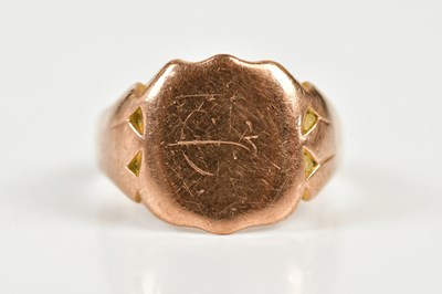Lot 186 - A 9ct yellow gold gentleman's signet ring,...