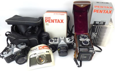 Lot 516 - Three vintage cameras
