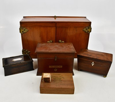 Lot 1581 - A collection of assorted treen including a oak...
