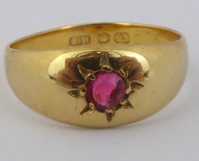 Lot 739 - A 22ct gold ring