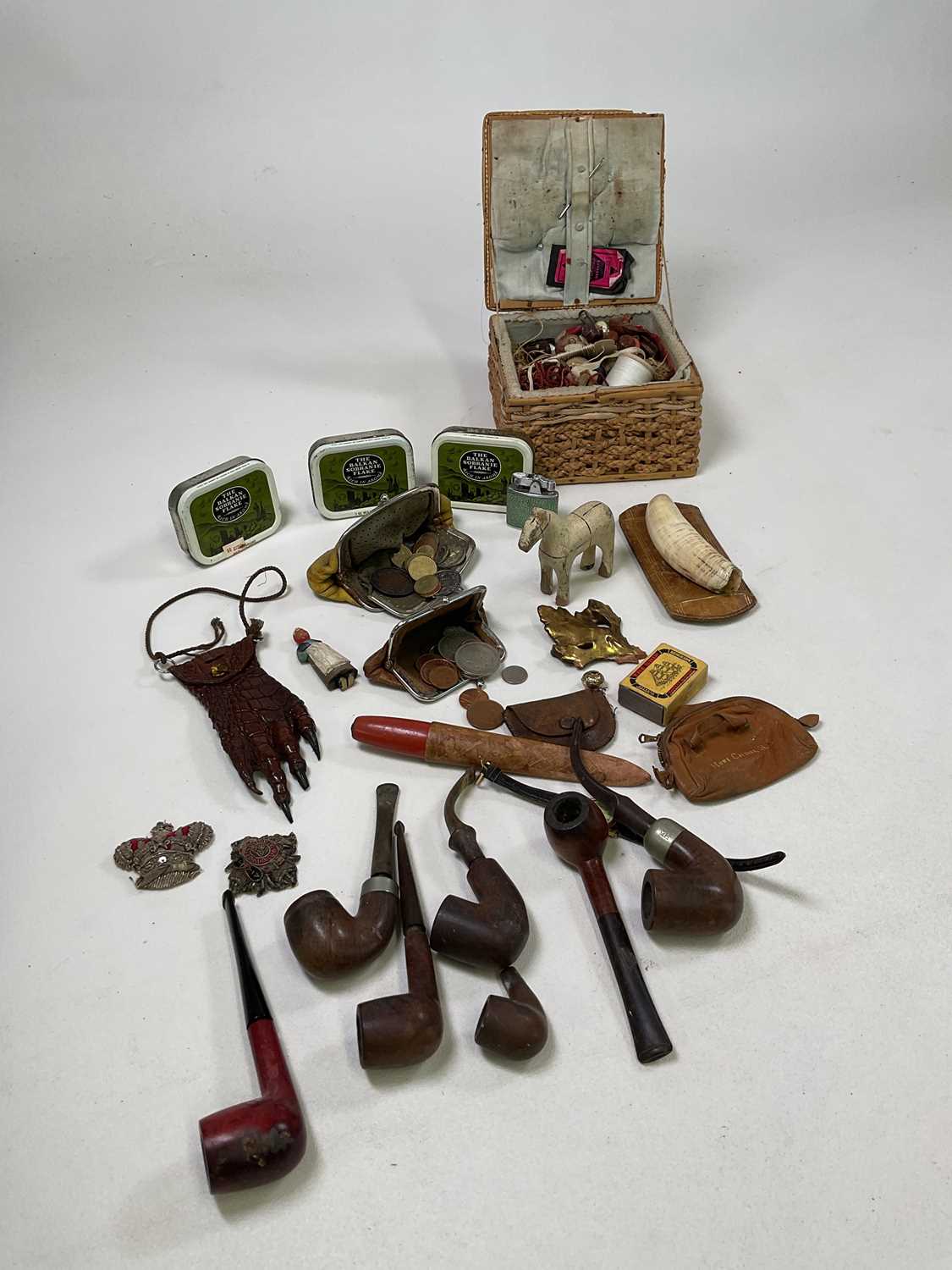 Lot 35 - A group of collectors' items including sewing...