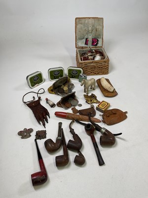 Lot 35 - A group of collectors' items including sewing...