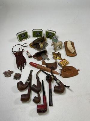 Lot 35 - A group of collectors' items including sewing...